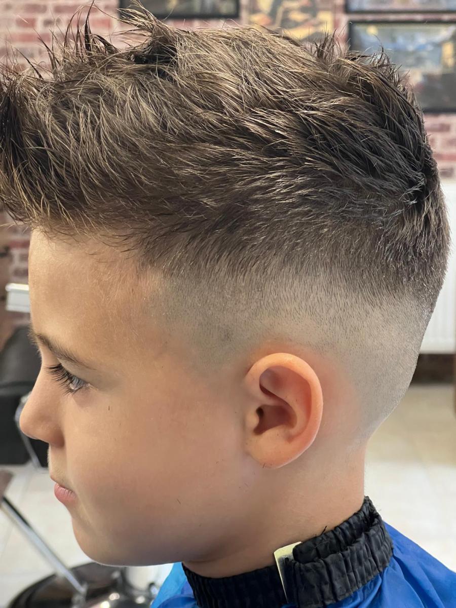 Texturierter Crop mit High Skin Fade bei Friseur Barbarossa