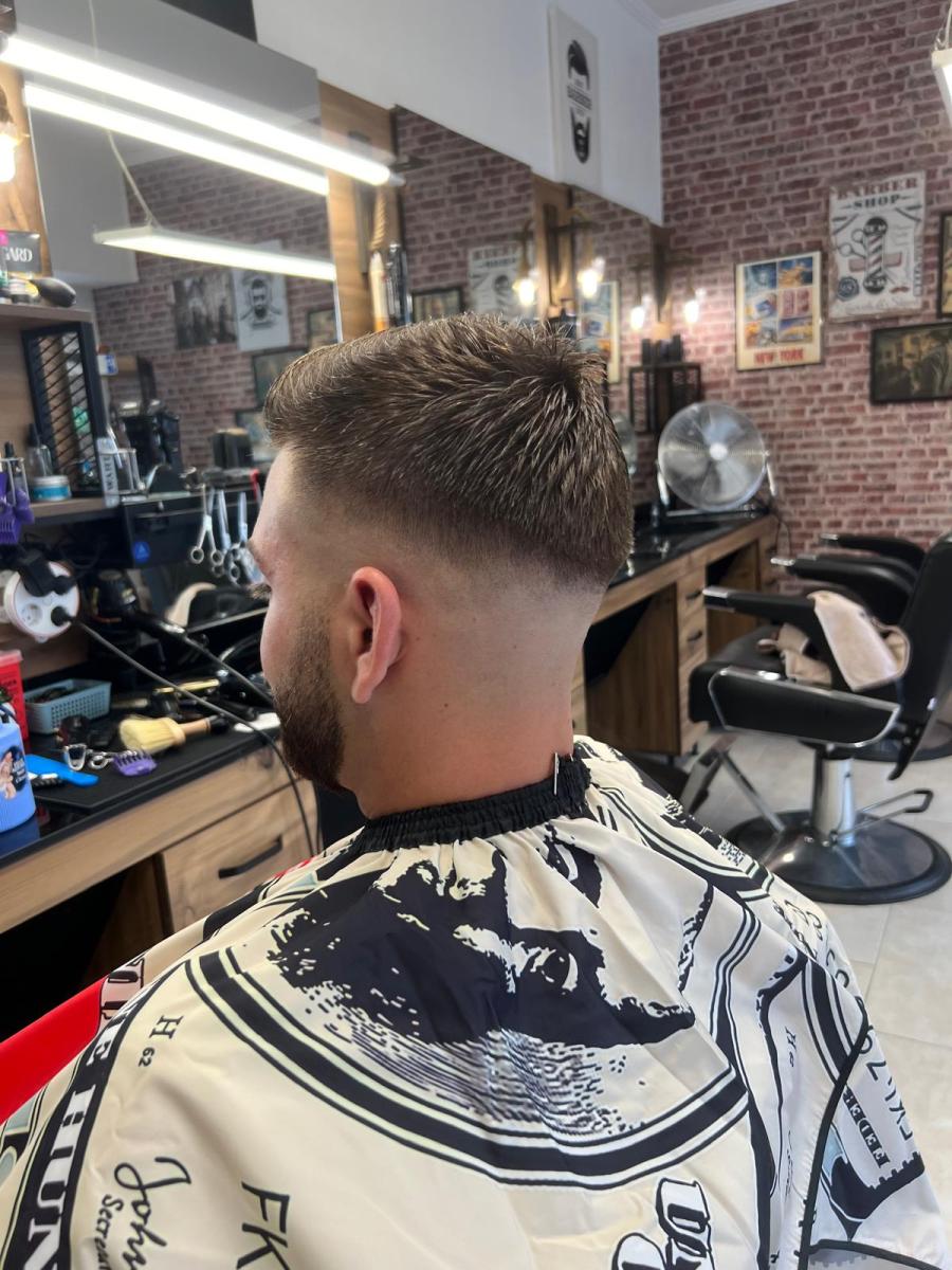 Haarschnitt bei Friseur Barbarossa