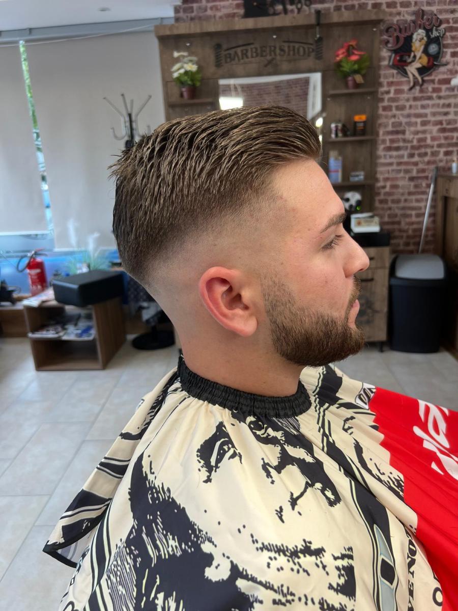 Slick Back mit Bart und Fade bei Friseur Barbarossa